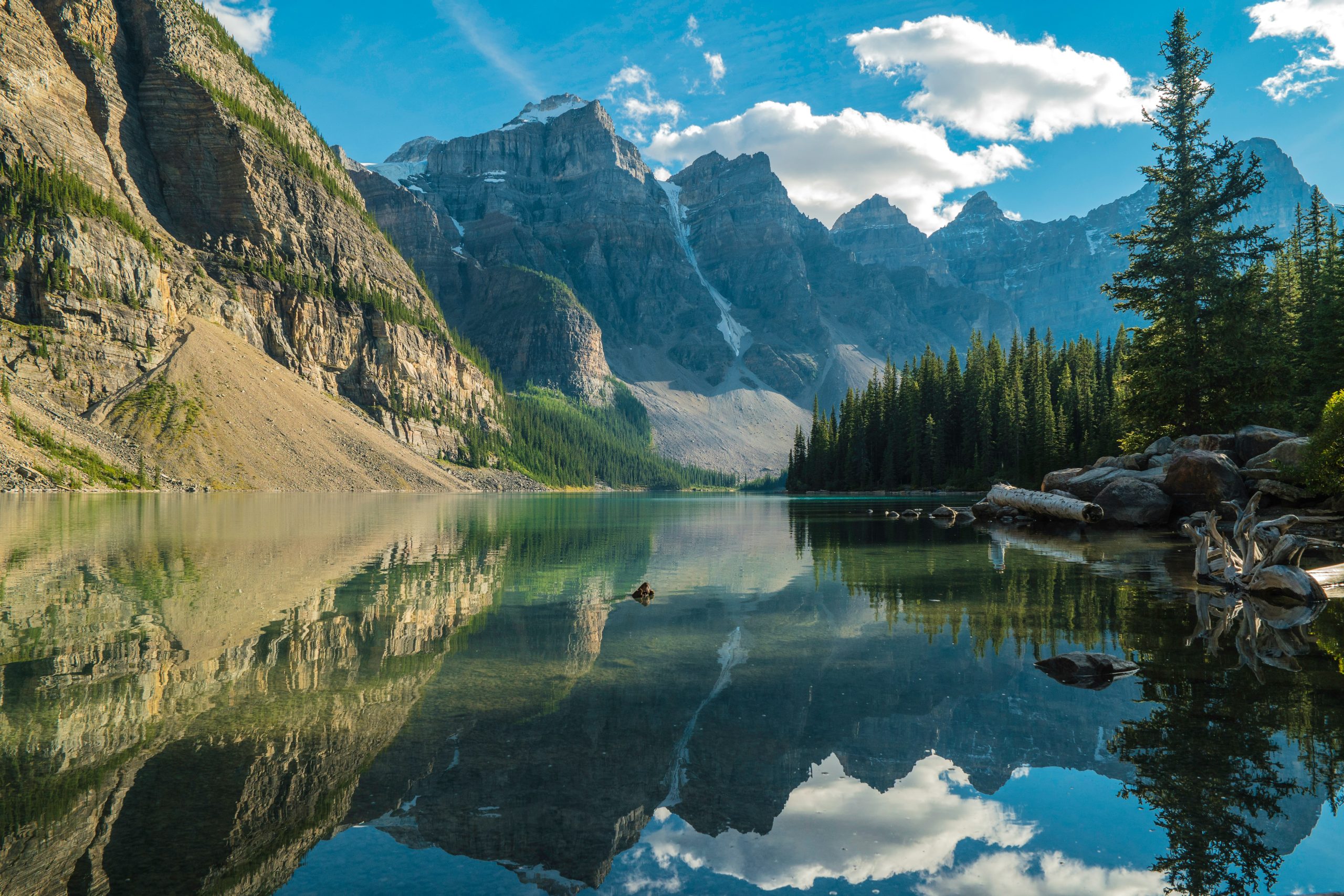 lac transparent montagnes et ciel bleu