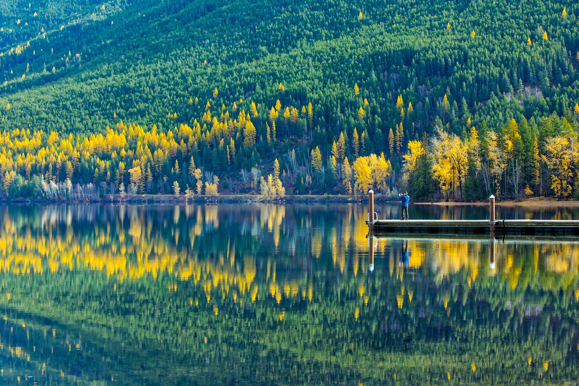 lac-miroir-avec-couleurs-automnales-dominance-jaune