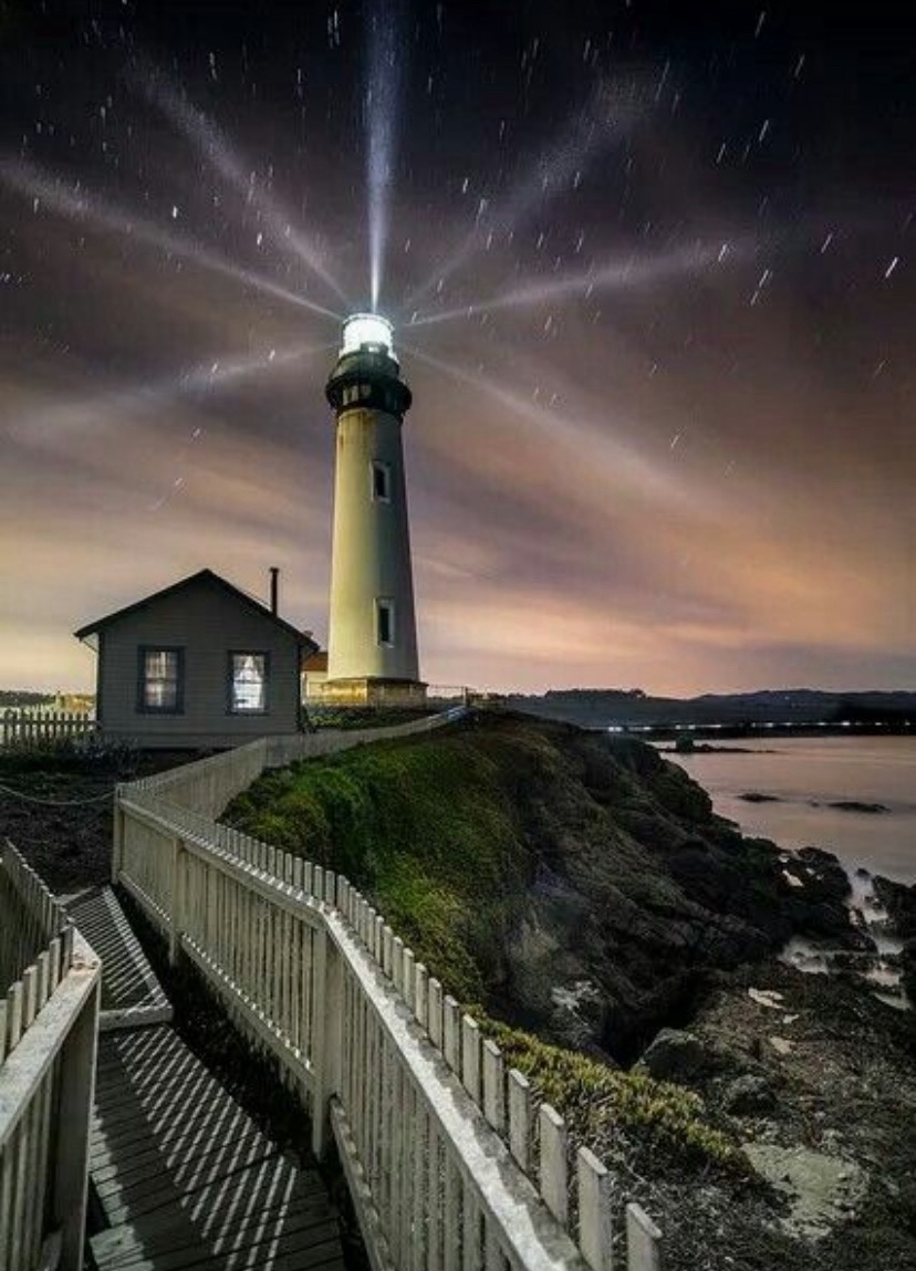 phare montrant le chemin dans la nuit